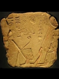 アクヘンアテン王がアテン神に真実の羽のマアトを捧げる石版